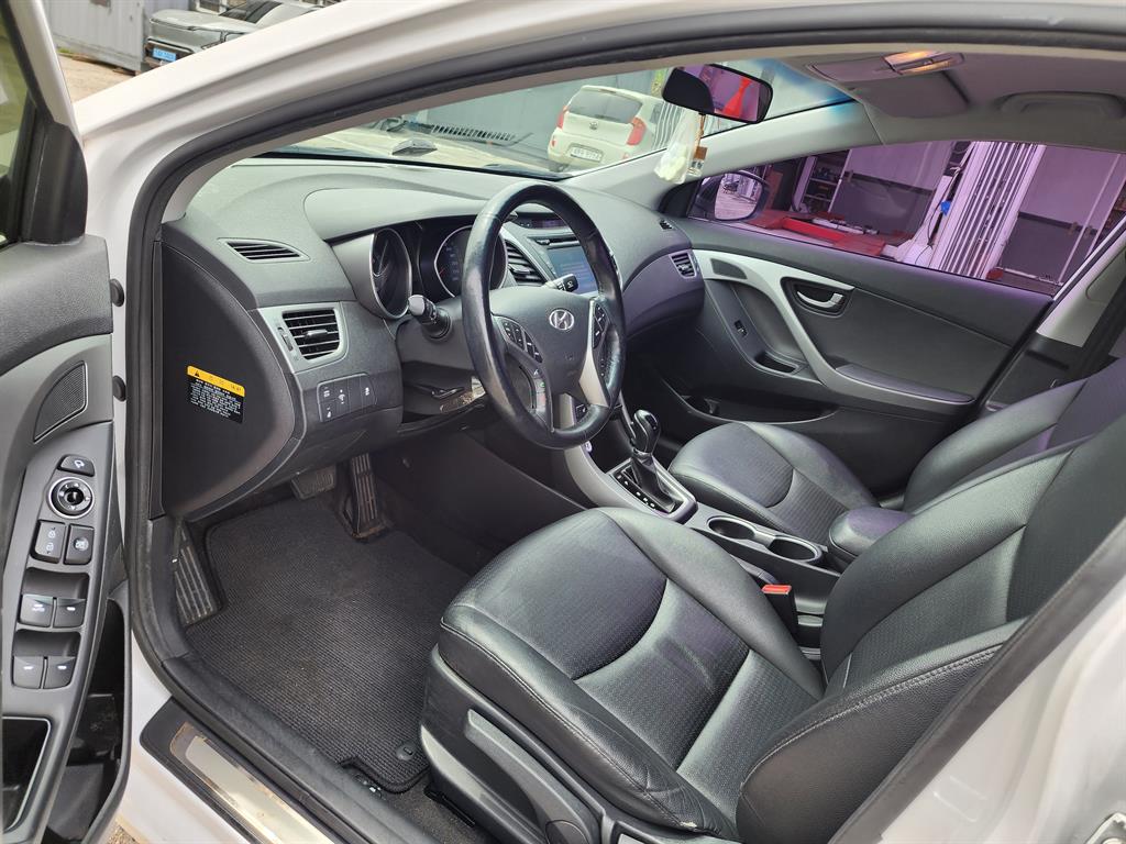 HYUNDAI Avante - Vista 10