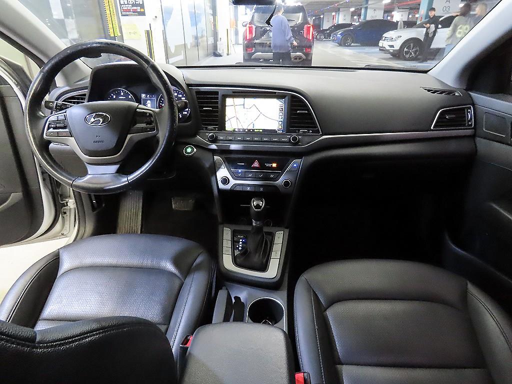 HYUNDAI Avante - Vista 10