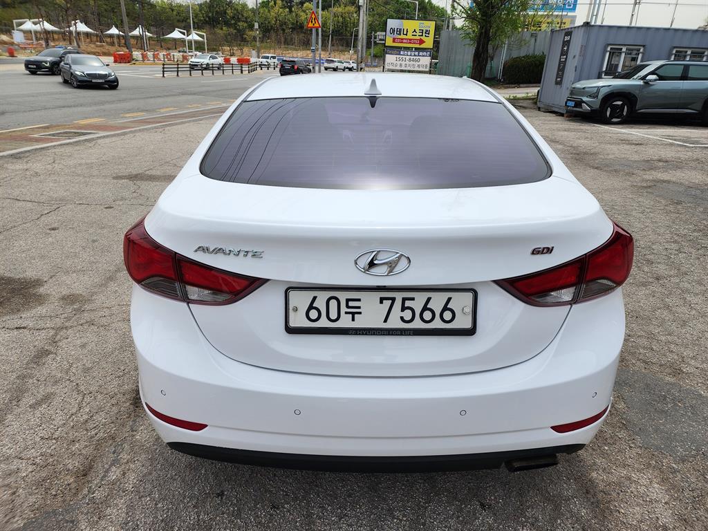 HYUNDAI Avante - Vista 5