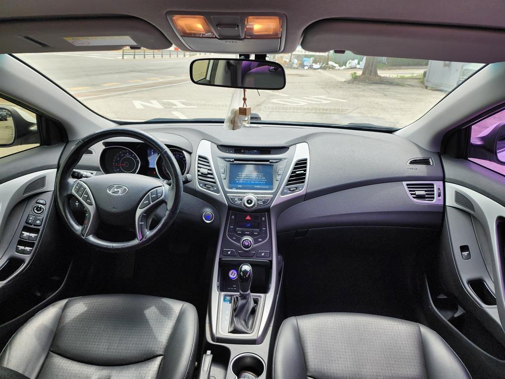 HYUNDAI Avante - Vista 9
