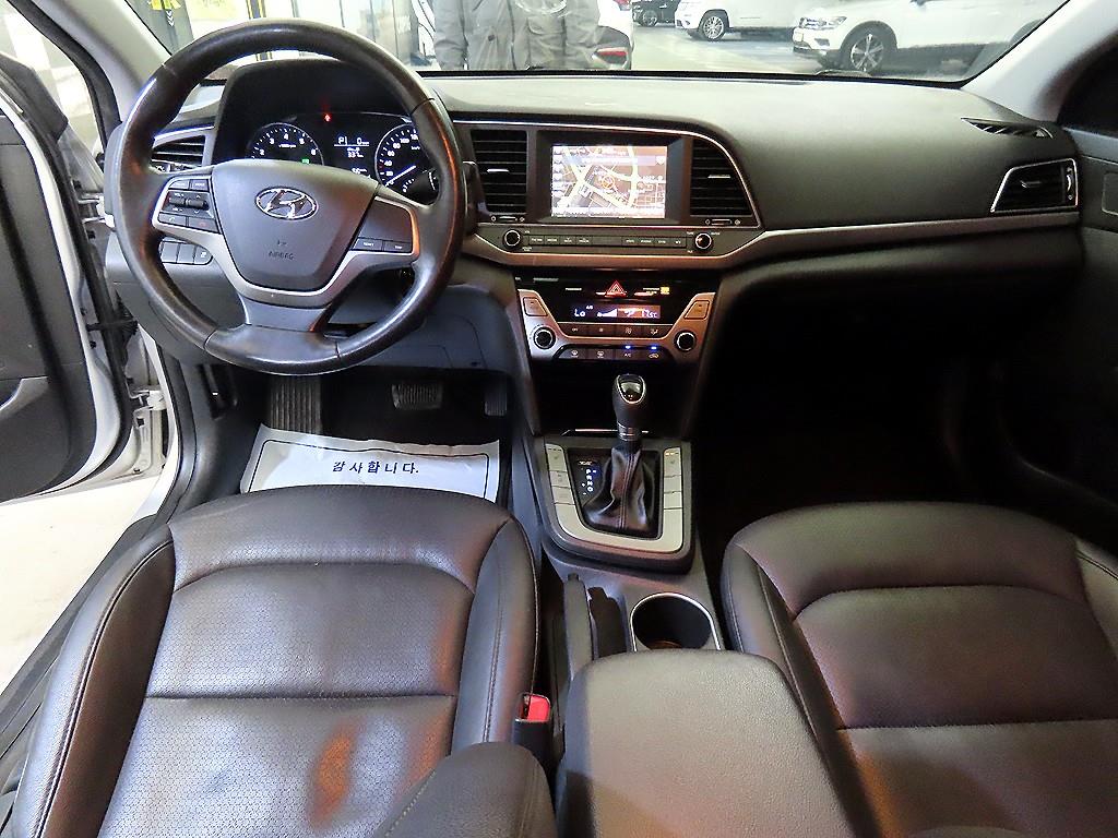 HYUNDAI Avante - Vista 10