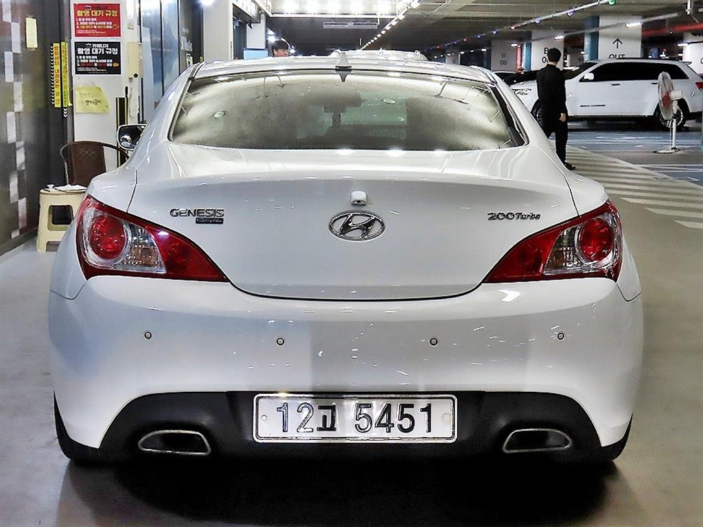 HYUNDAI Genesis - Vista 5