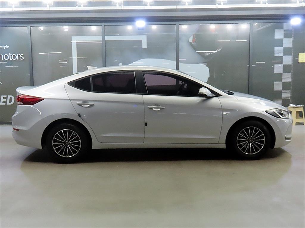 HYUNDAI Avante - Vista 3