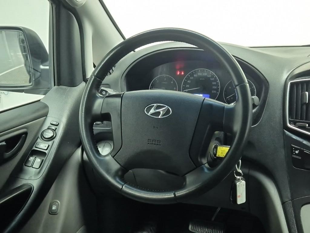 HYUNDAI Starex - Vista 8