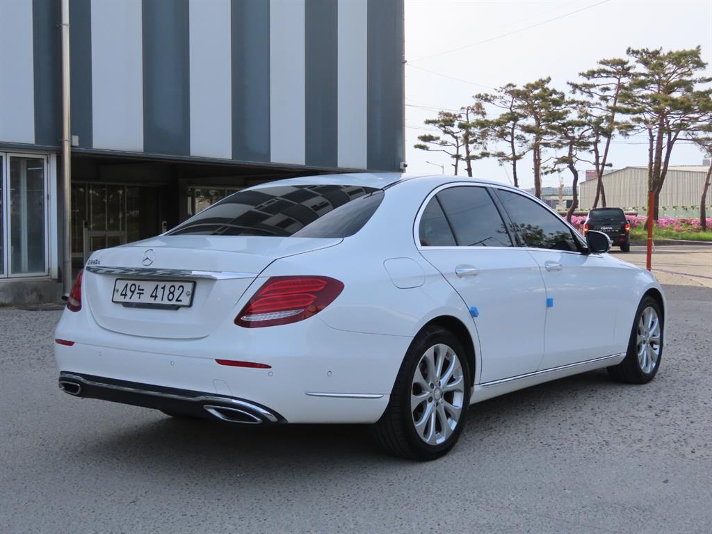 Mercedes Benz E class - Vista 5