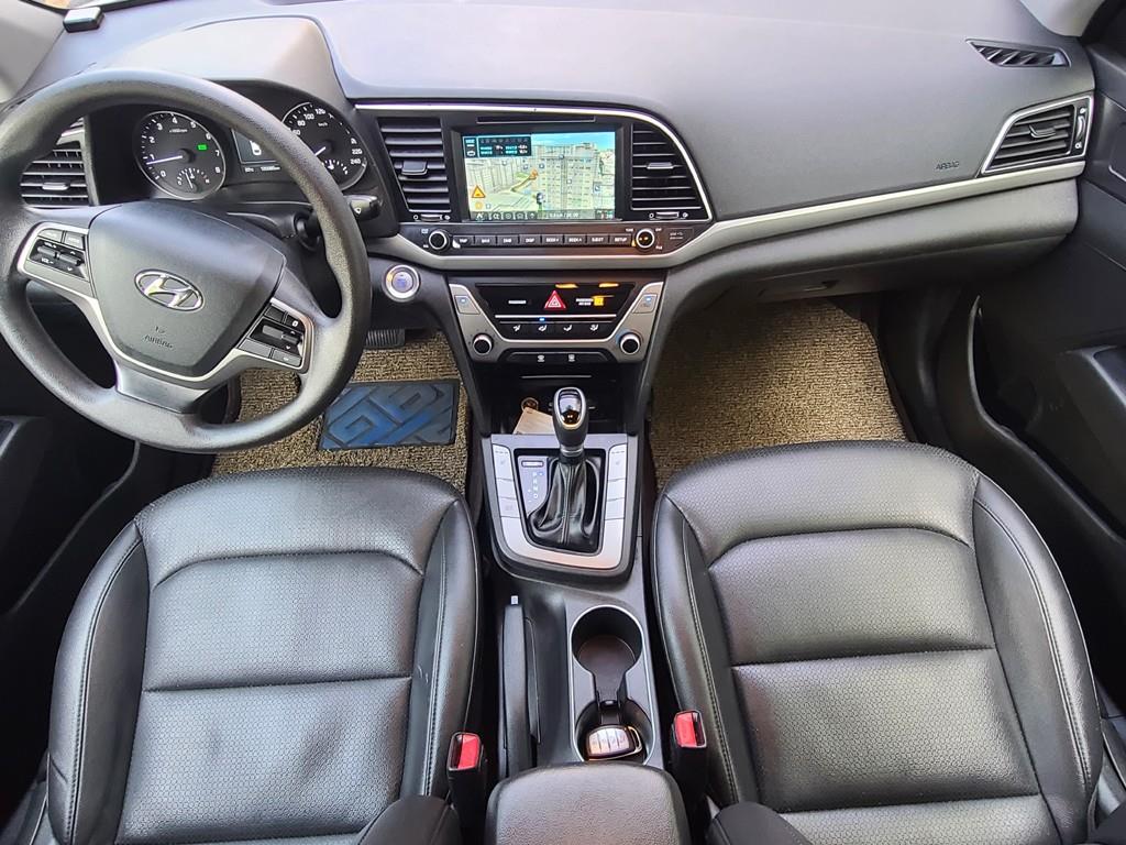 HYUNDAI Avante - Vista 9