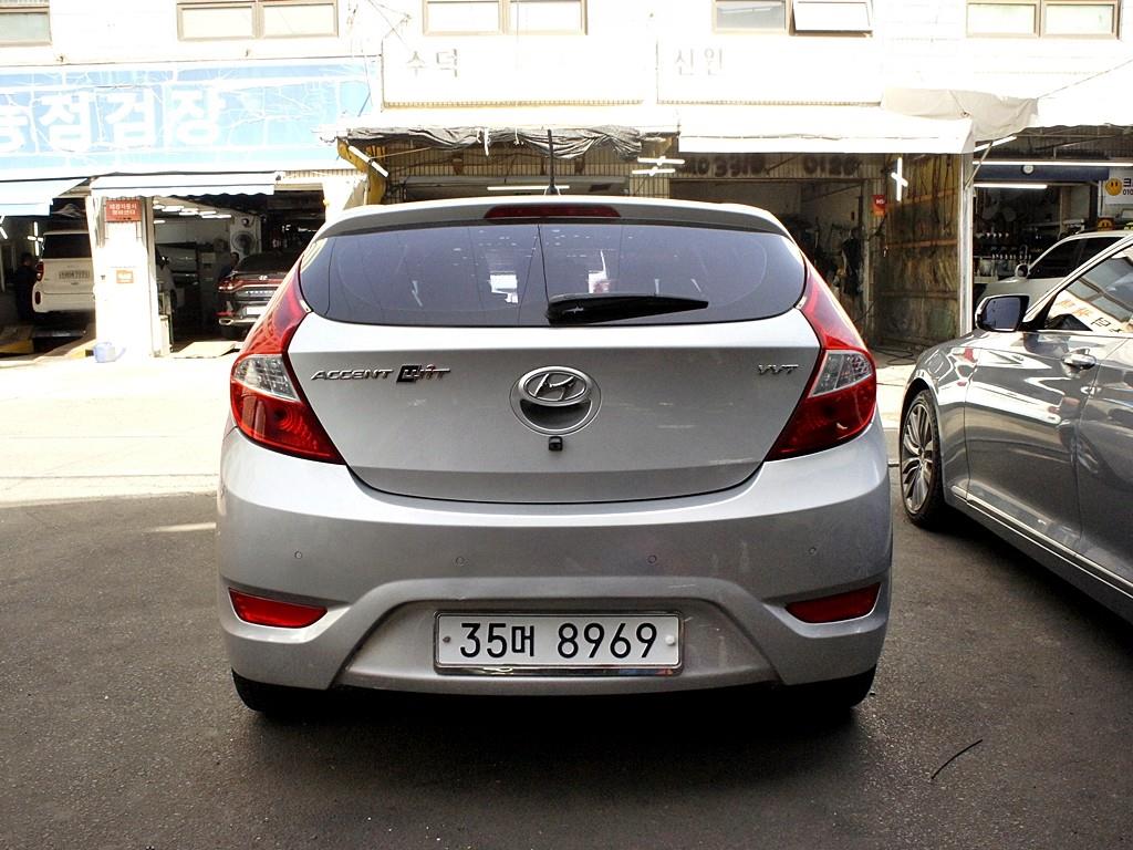 HYUNDAI Accent - Vista 5