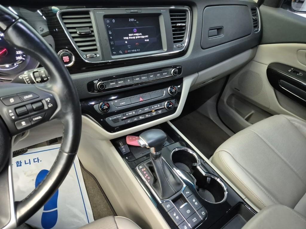 KIA Carnival - Vista 10