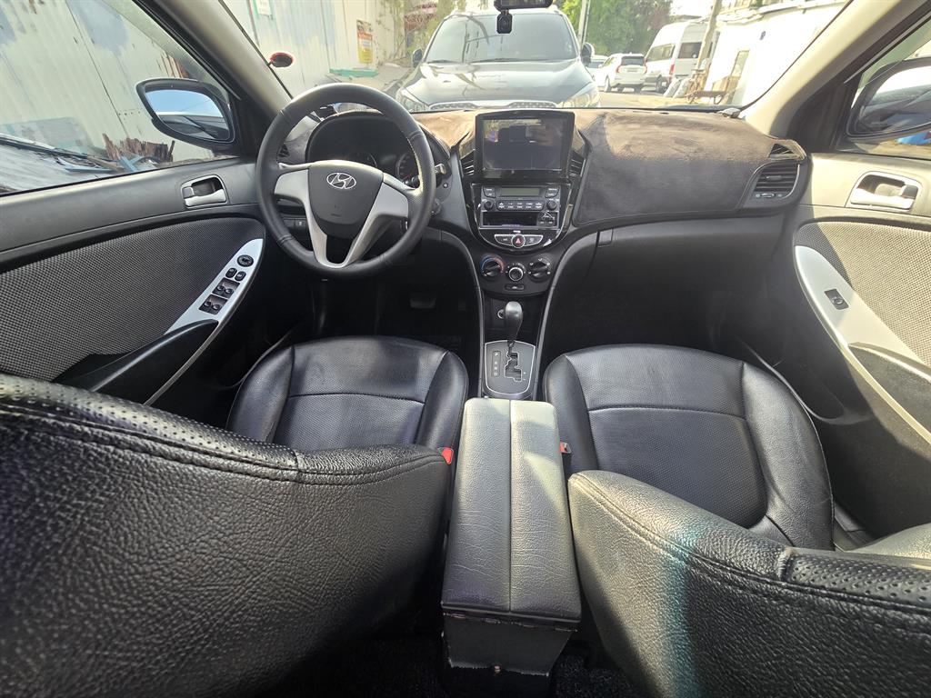 HYUNDAI Accent - Vista 7