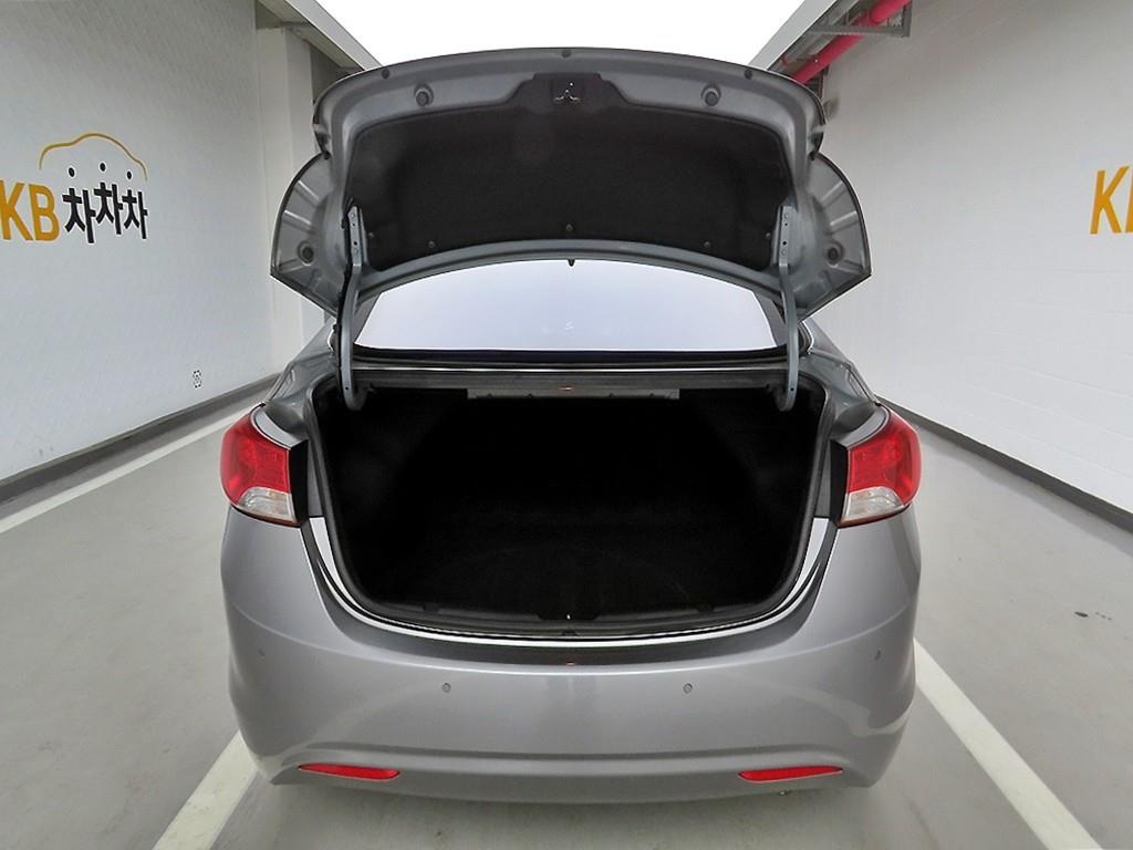 HYUNDAI Avante - Vista 5