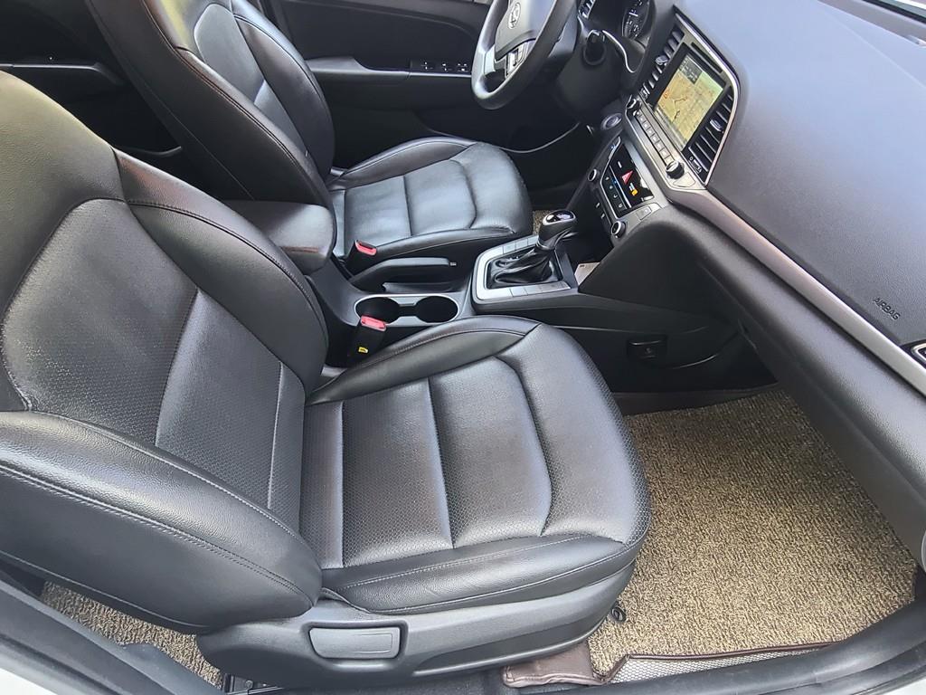 HYUNDAI Avante - Vista 10