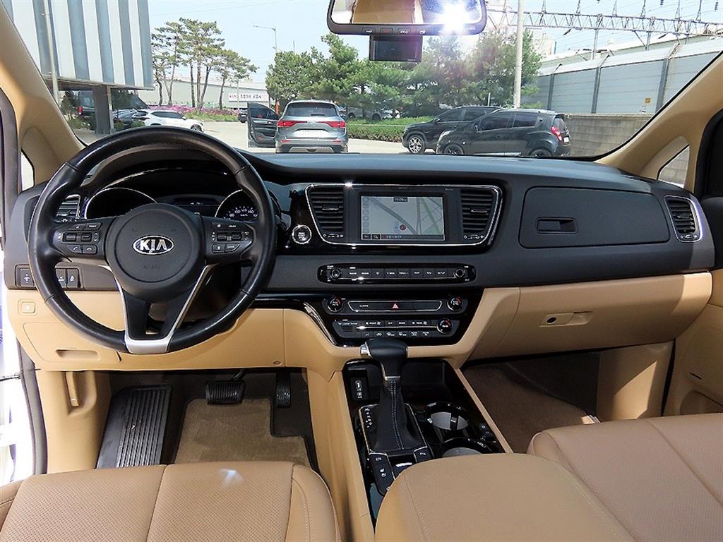 KIA Carnival - Vista 8