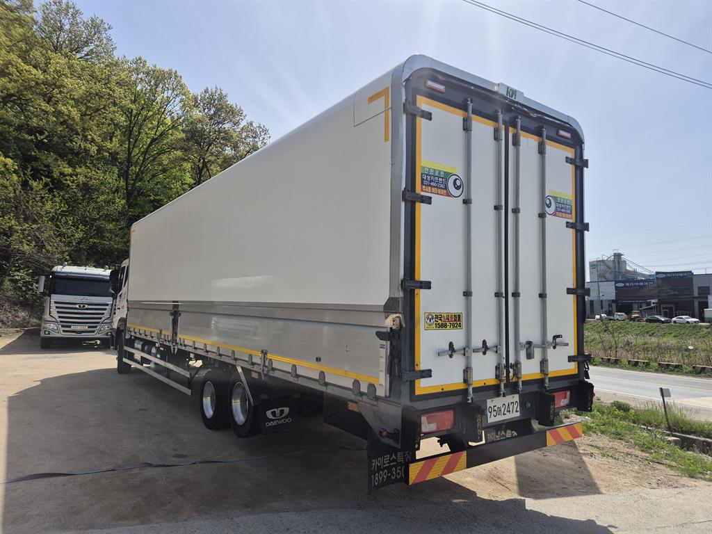 medium and large cargo truck - Vista 5