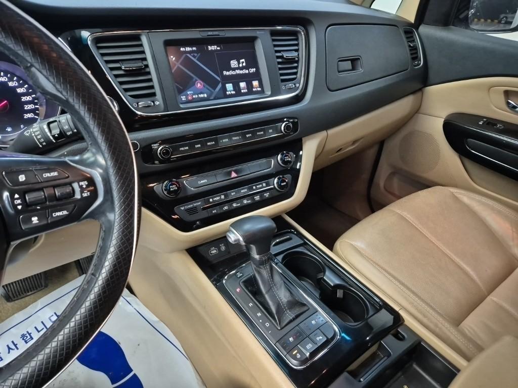 KIA Carnival - Vista 10