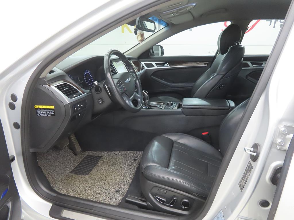 HYUNDAI Genesis - Vista 5