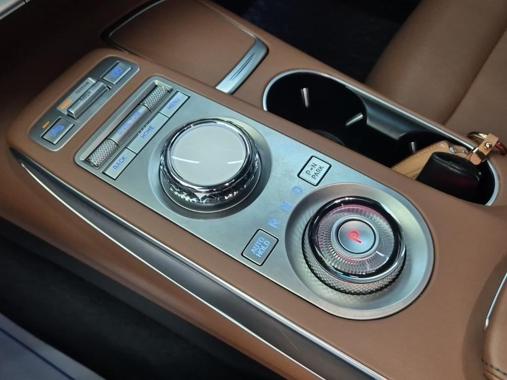 Genesis GV70 - Vista 8