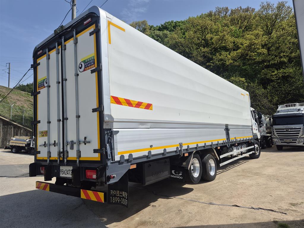 medium and large cargo truck - Vista 7