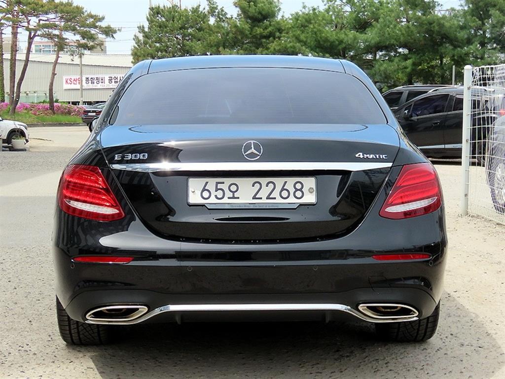 Mercedes Benz E class - Vista 4