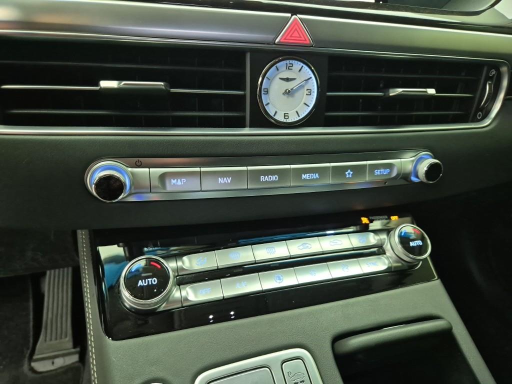 Genesis G90 - Vista 10