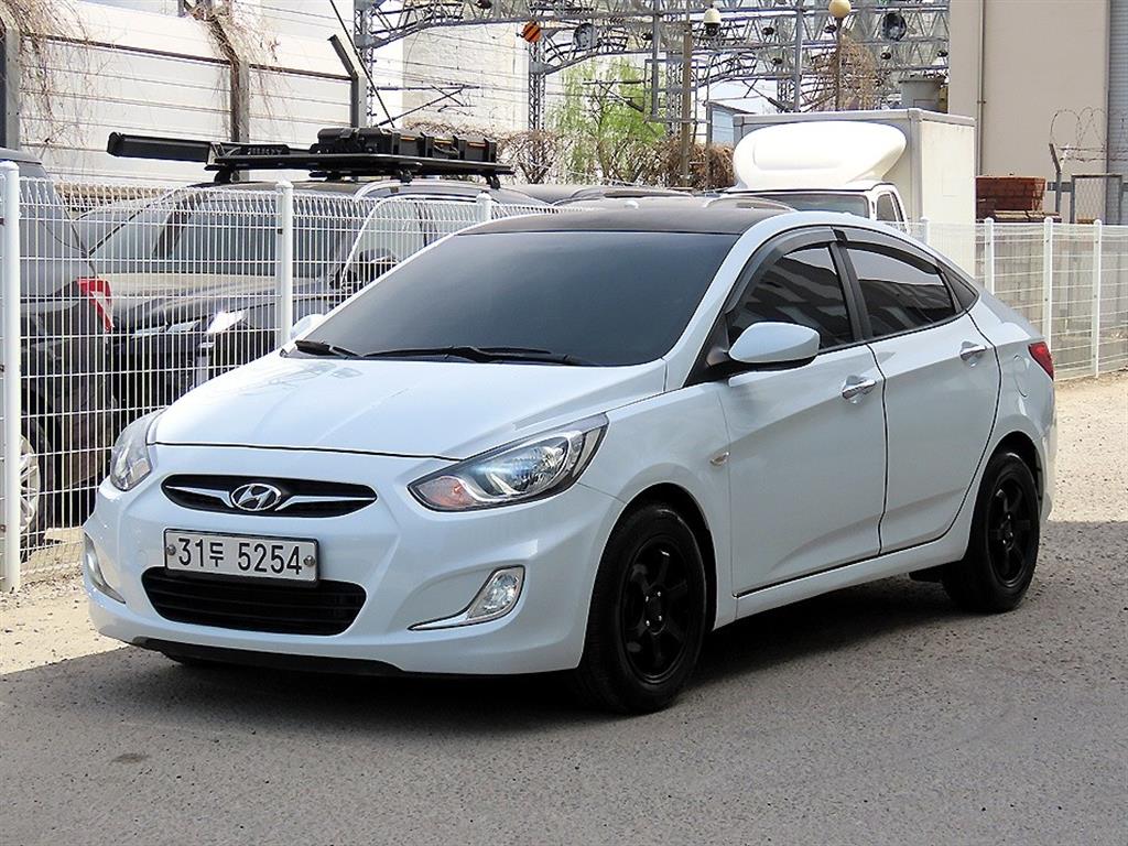 HYUNDAI Accent - Vista 2