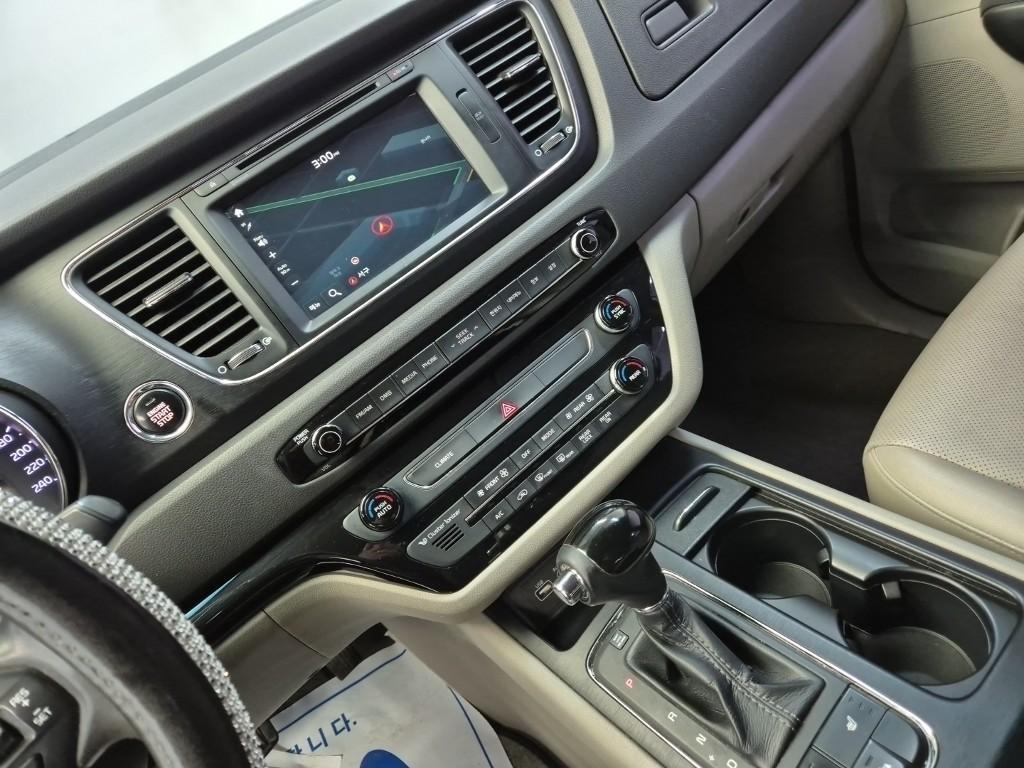 KIA Carnival - Vista 10