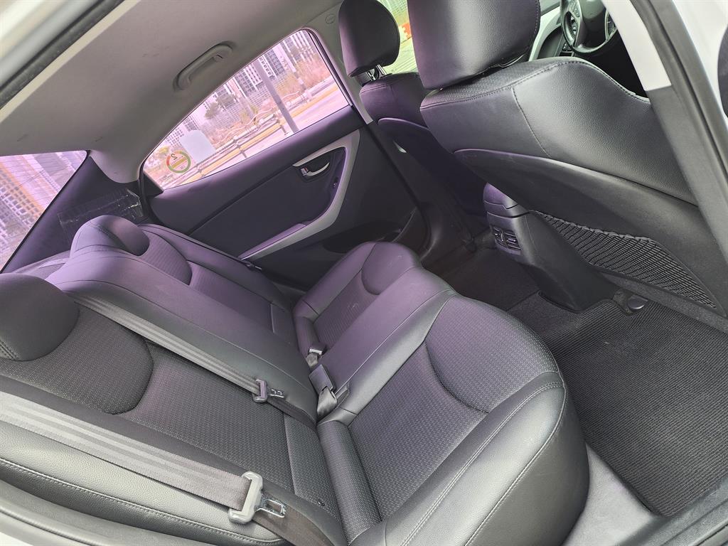HYUNDAI Avante - Vista 12