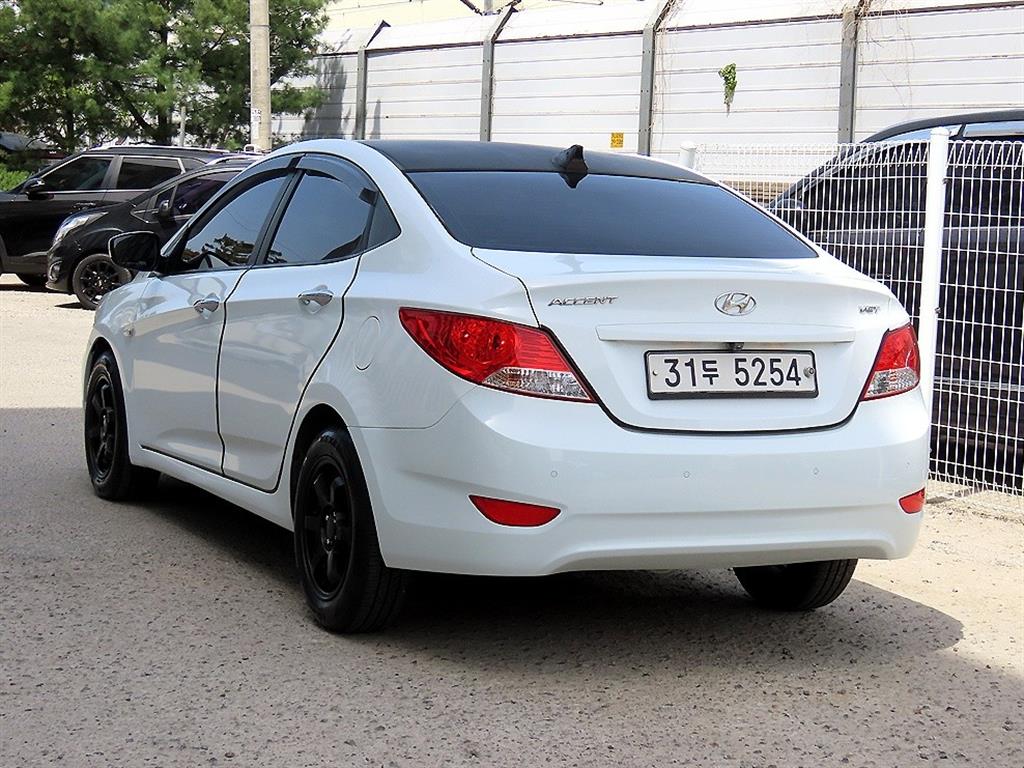 HYUNDAI Accent - Vista 3