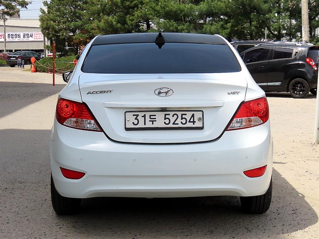 HYUNDAI Accent - Vista 4