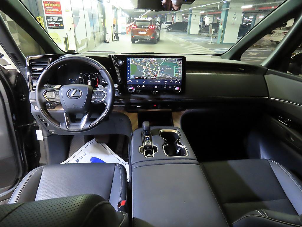 Lexus LM - Vista 10