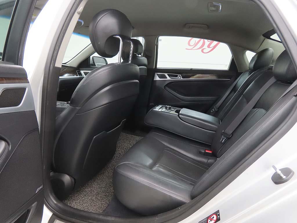 HYUNDAI Genesis - Vista 6