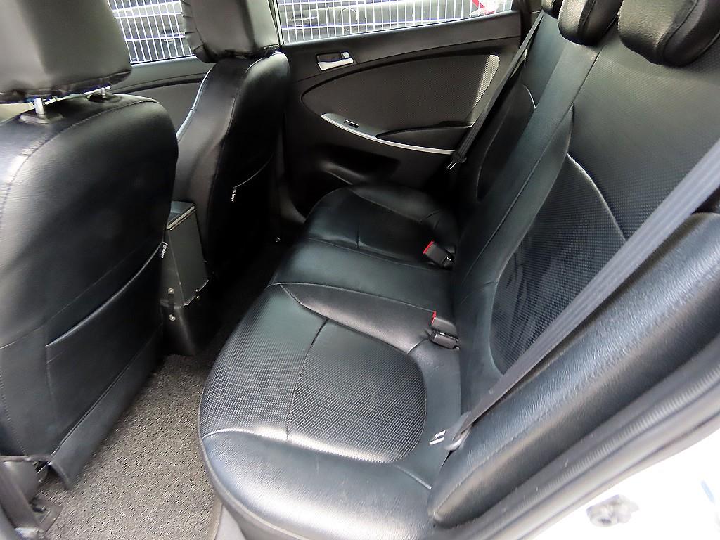 HYUNDAI Accent - Vista 5