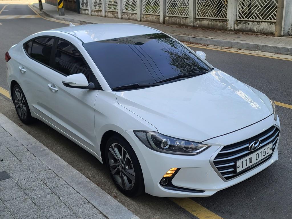 HYUNDAI Avante - Vista 3