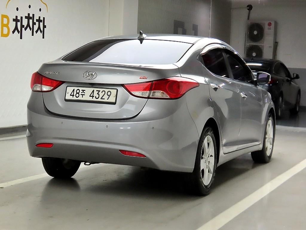 HYUNDAI Avante - Vista 4