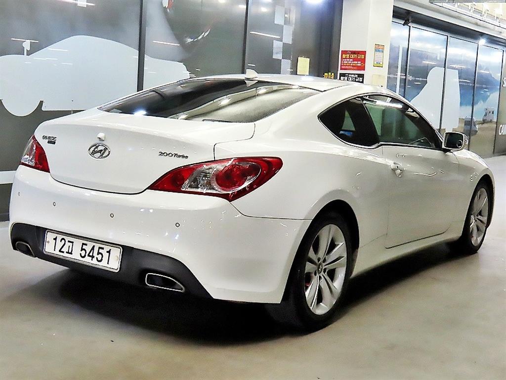 HYUNDAI Genesis - Vista 4