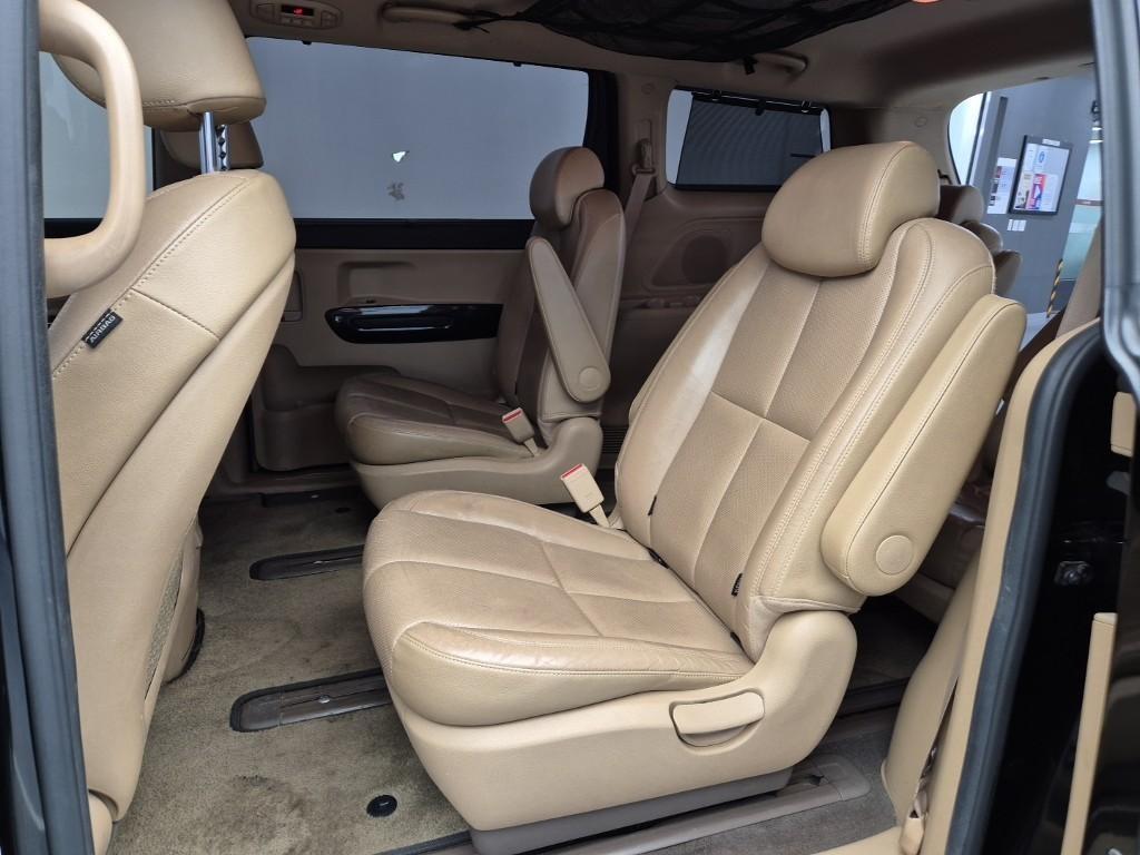 KIA Carnival - Vista 12