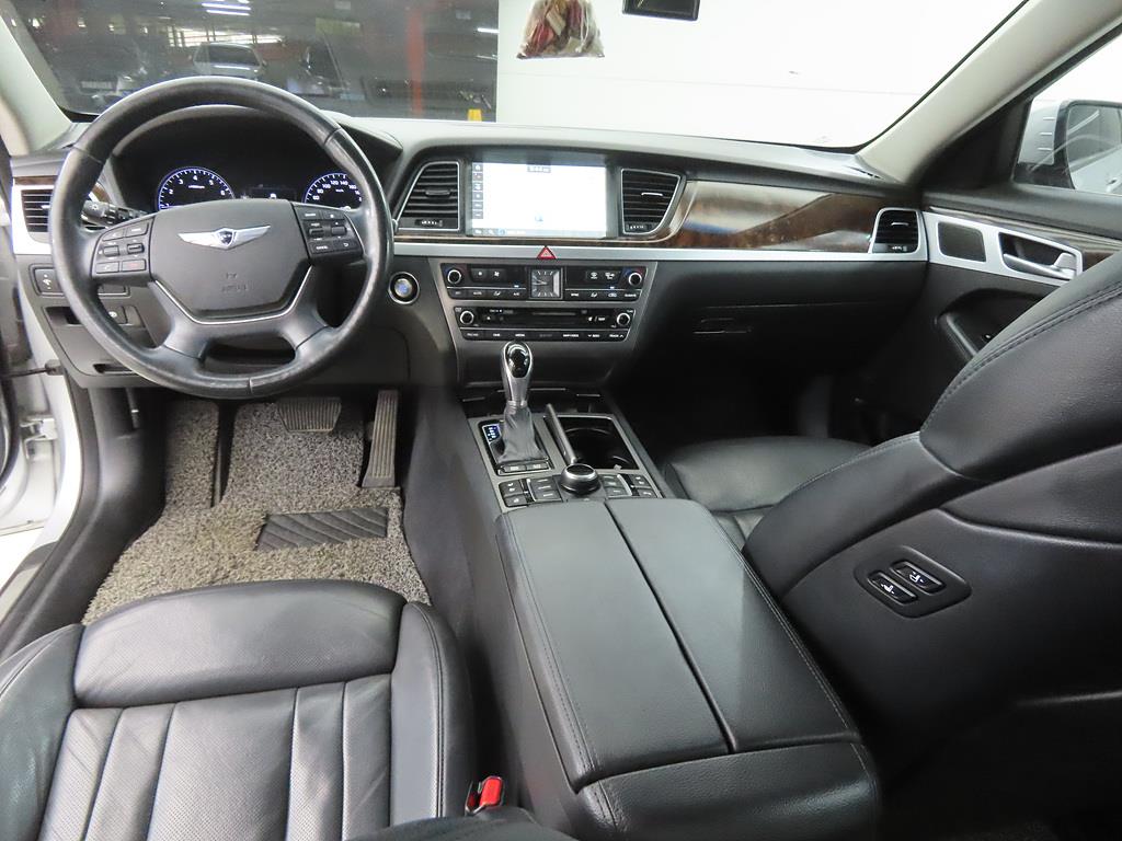 HYUNDAI Genesis - Vista 7