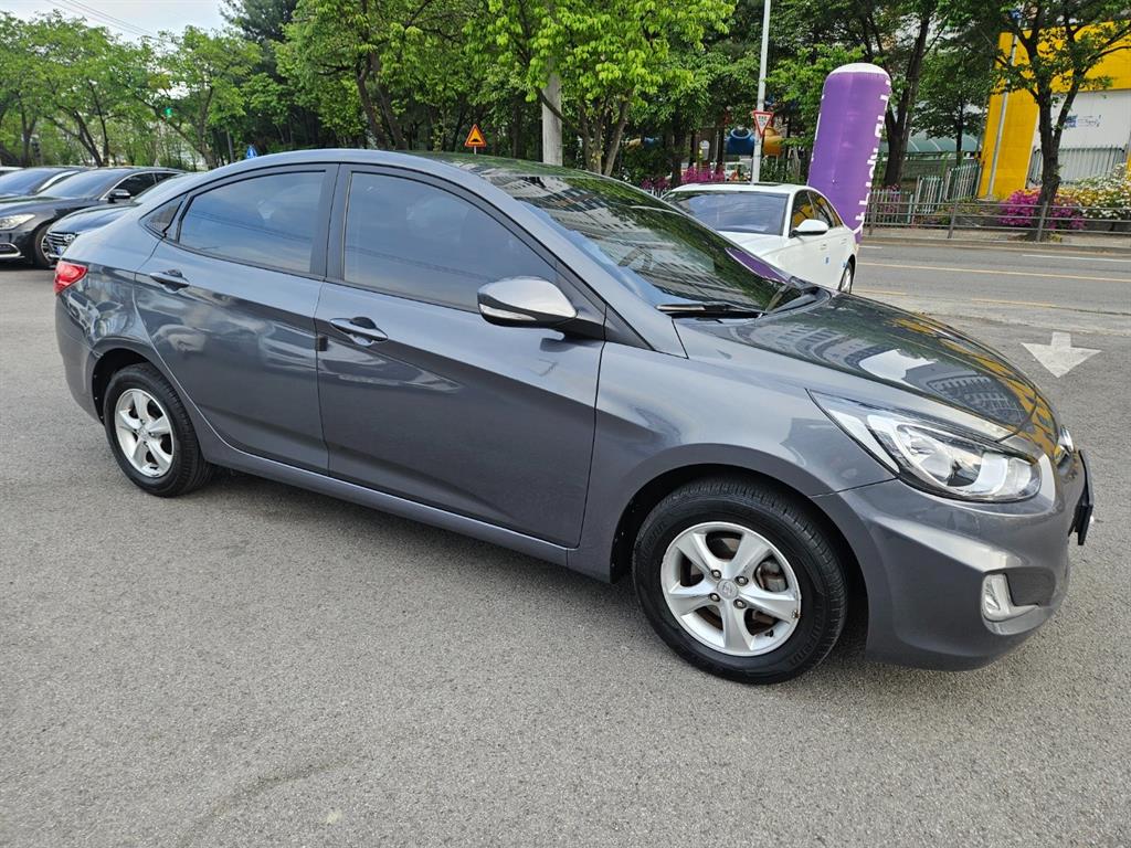 HYUNDAI Accent - Vista 2