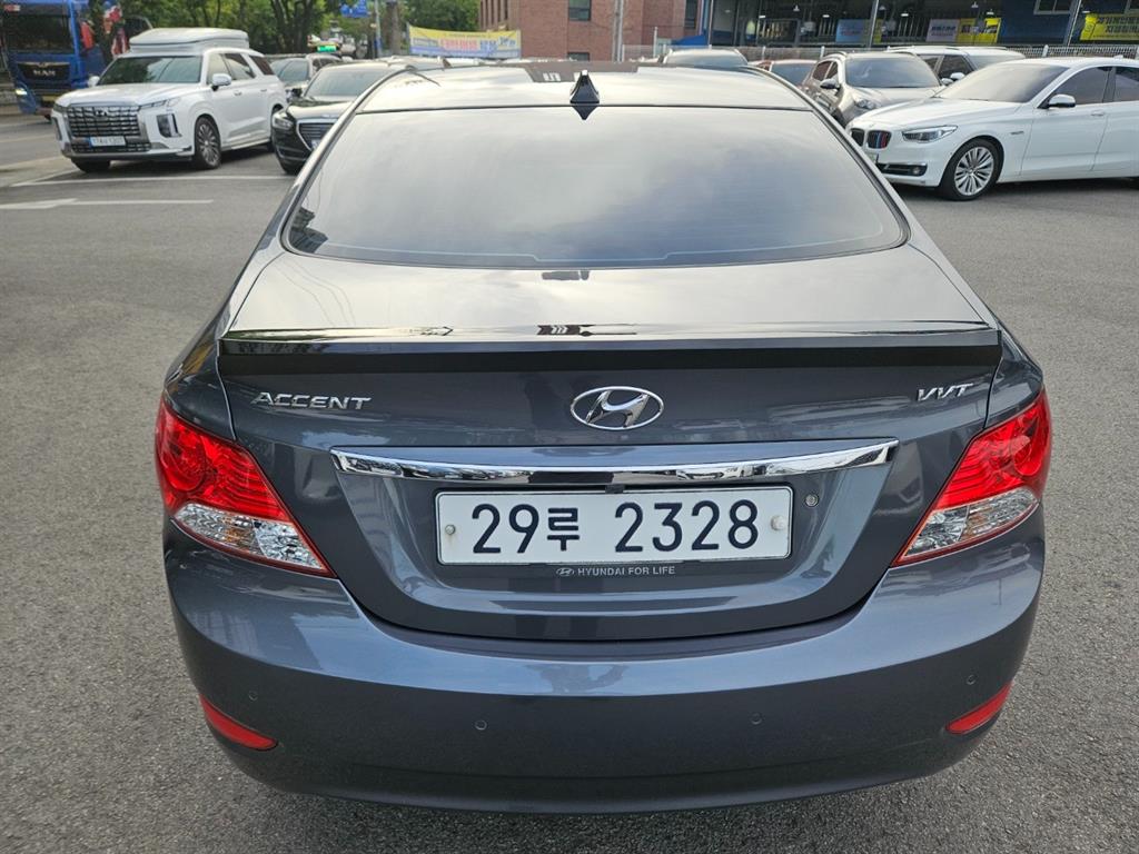HYUNDAI Accent - Vista 4