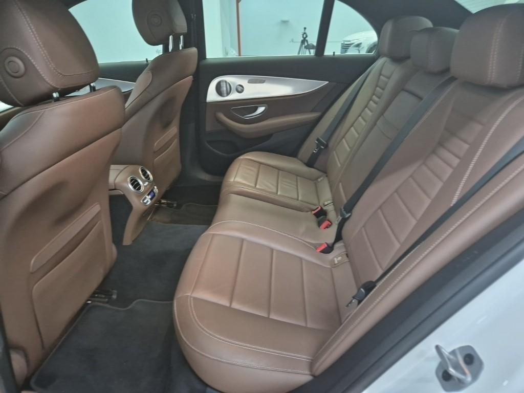 Mercedes Benz E class - Vista 12