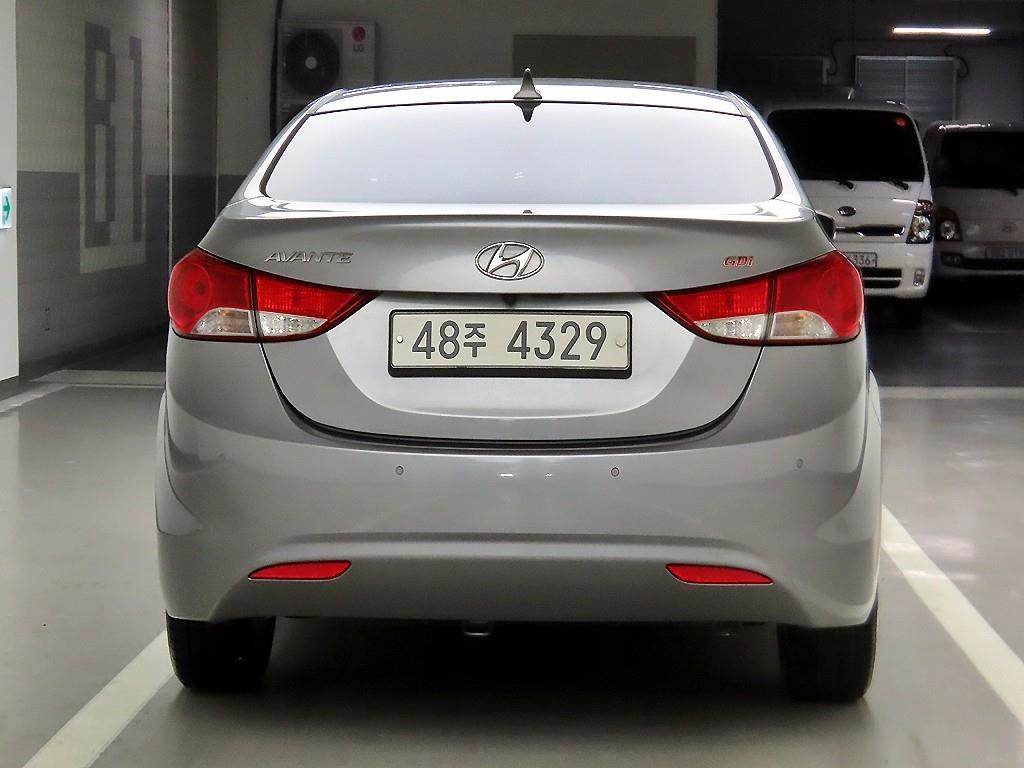 HYUNDAI Avante - Vista 3