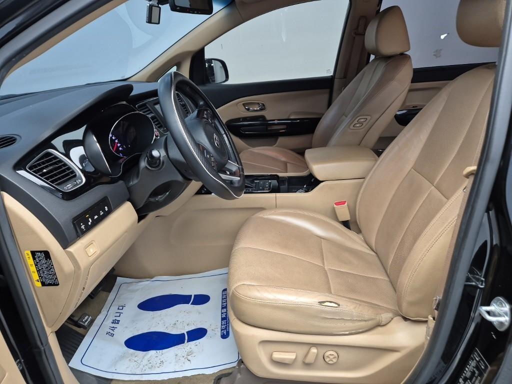 KIA Carnival - Vista 11