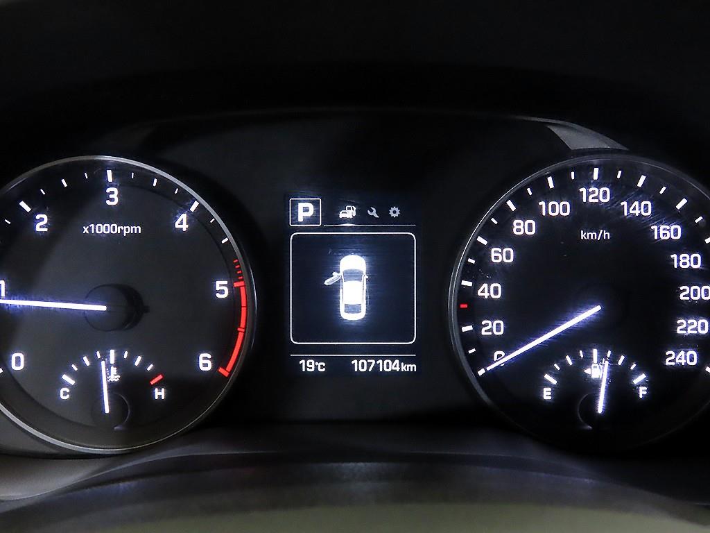 HYUNDAI Avante - Vista 9