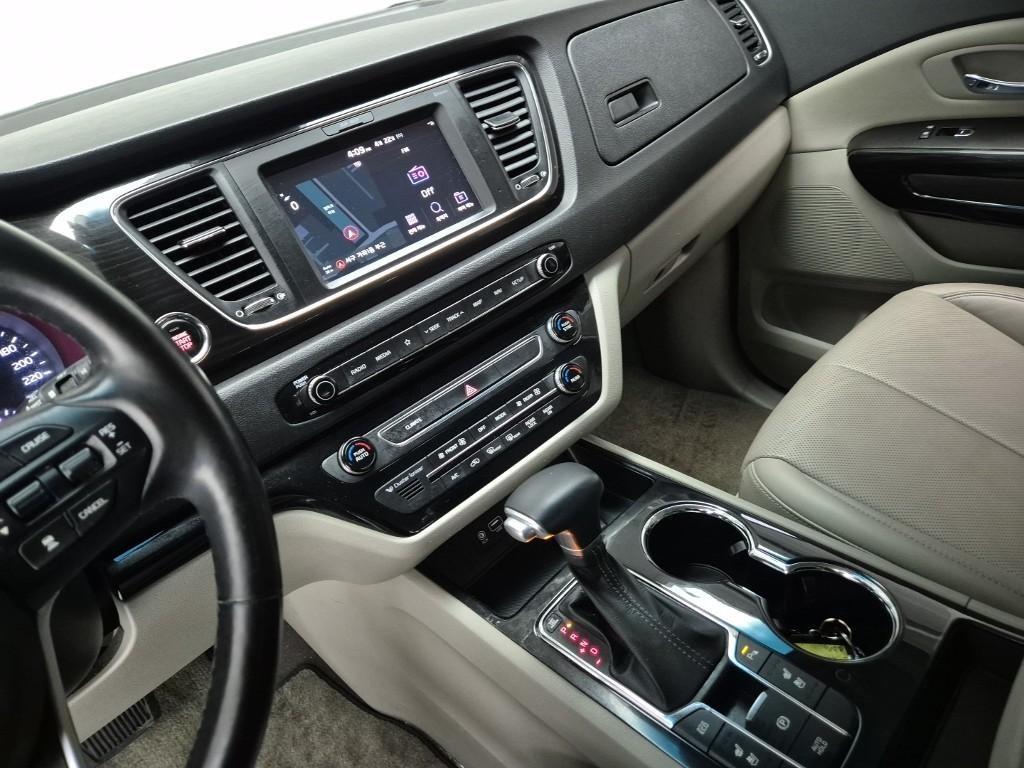 KIA Carnival - Vista 8