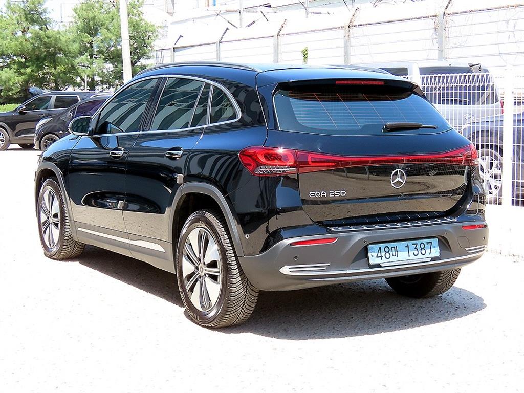 Mercedes Benz EQA - Vista 3