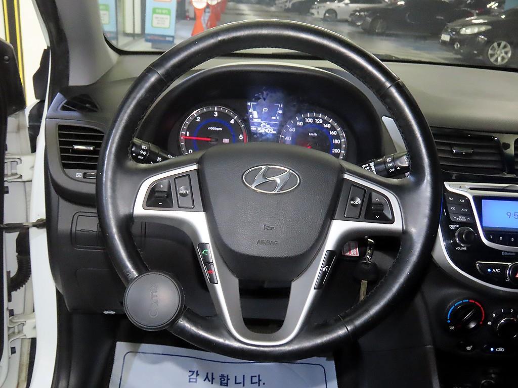 HYUNDAI Accent - Vista 8