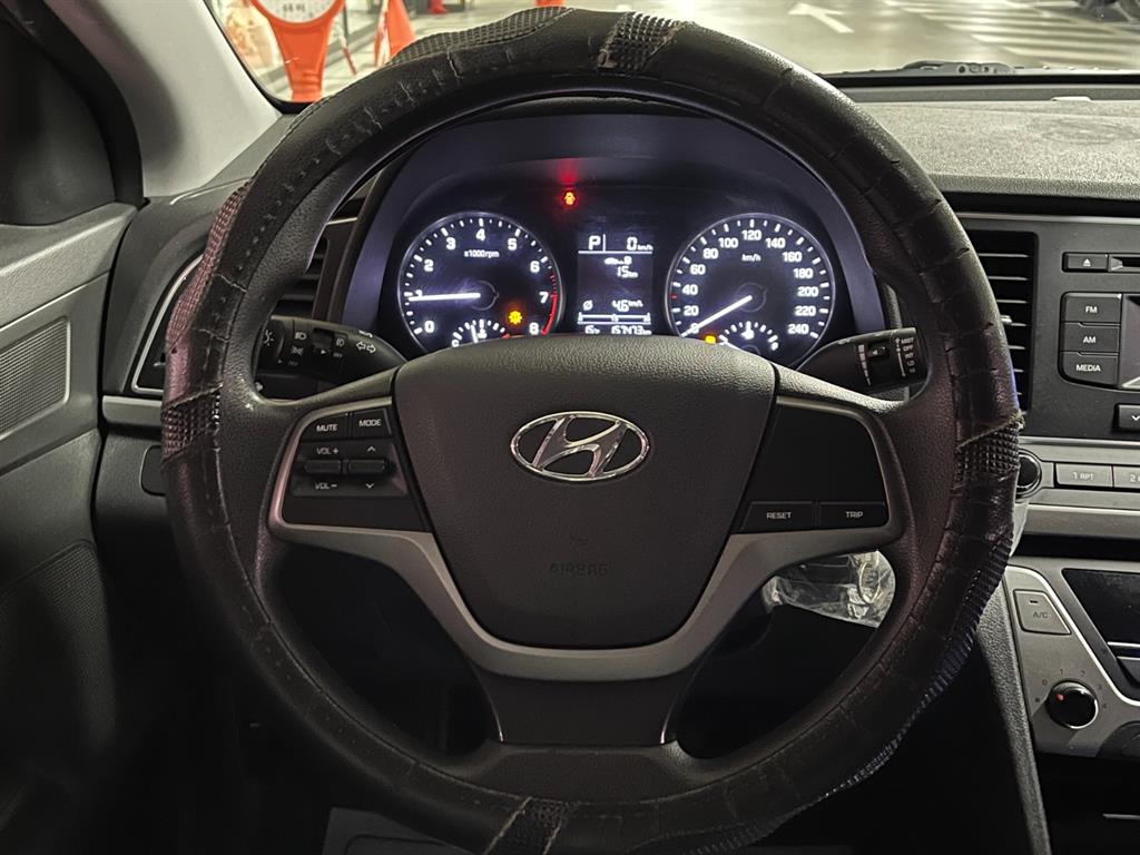 HYUNDAI Avante - Vista 10