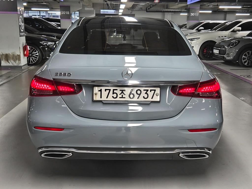 Mercedes Benz E class - Vista 4
