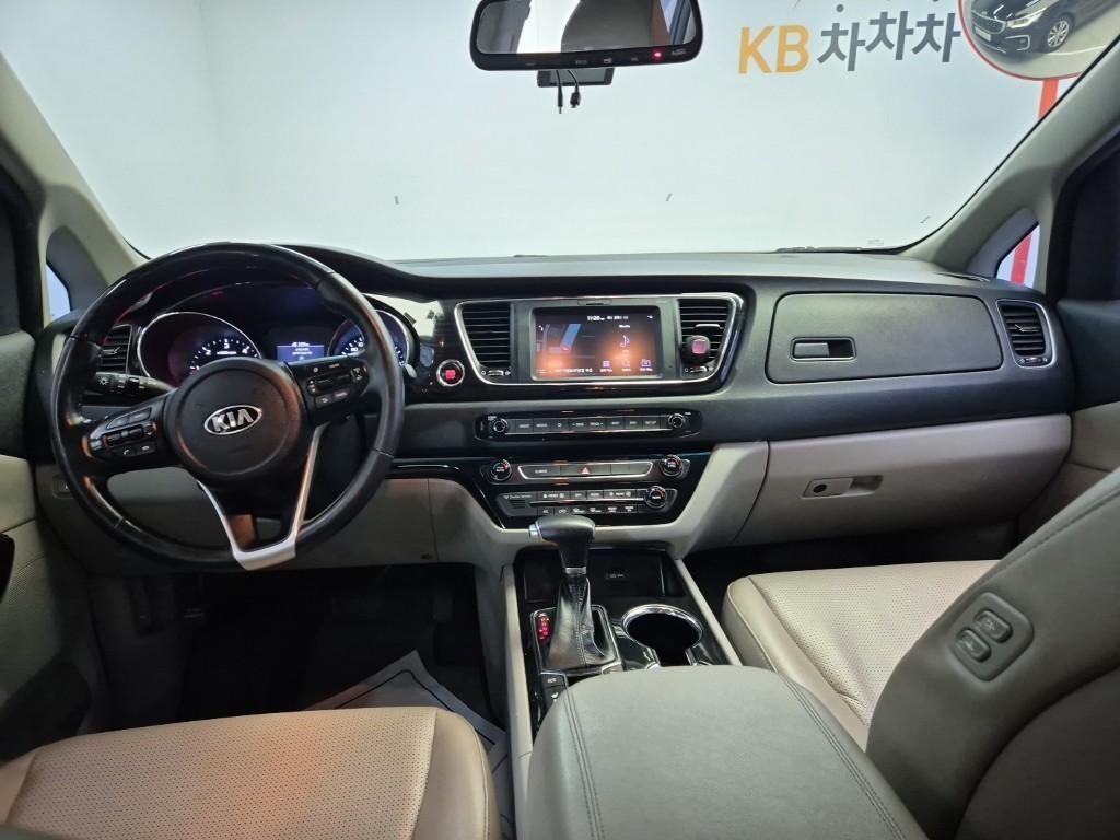 KIA Carnival - Vista 5