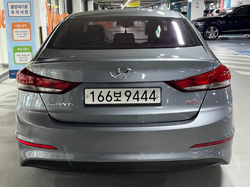 HYUNDAI Avante - Vista 5