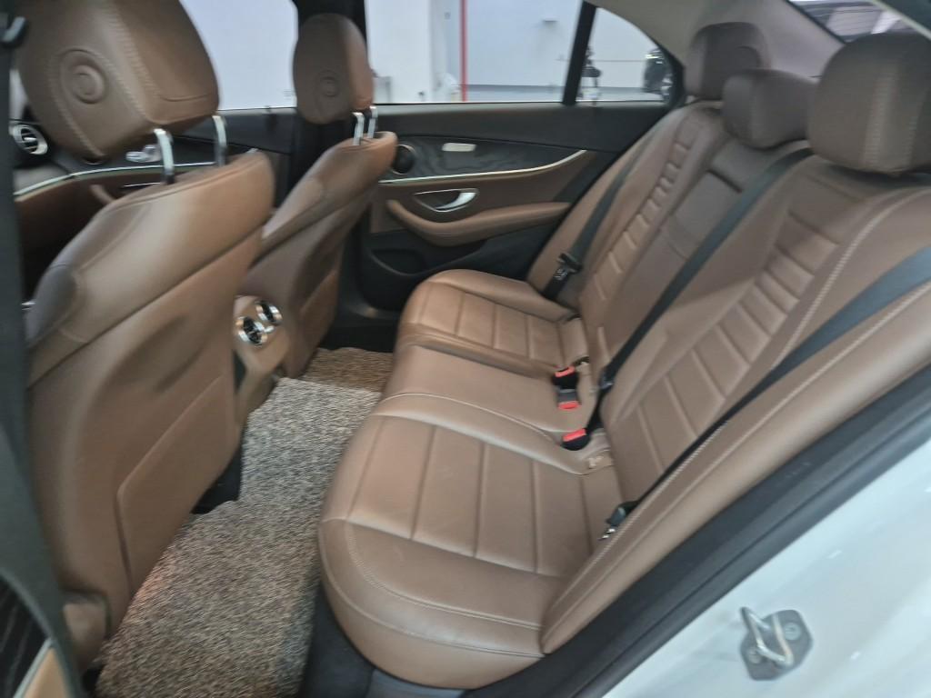 Mercedes Benz E class - Vista 12